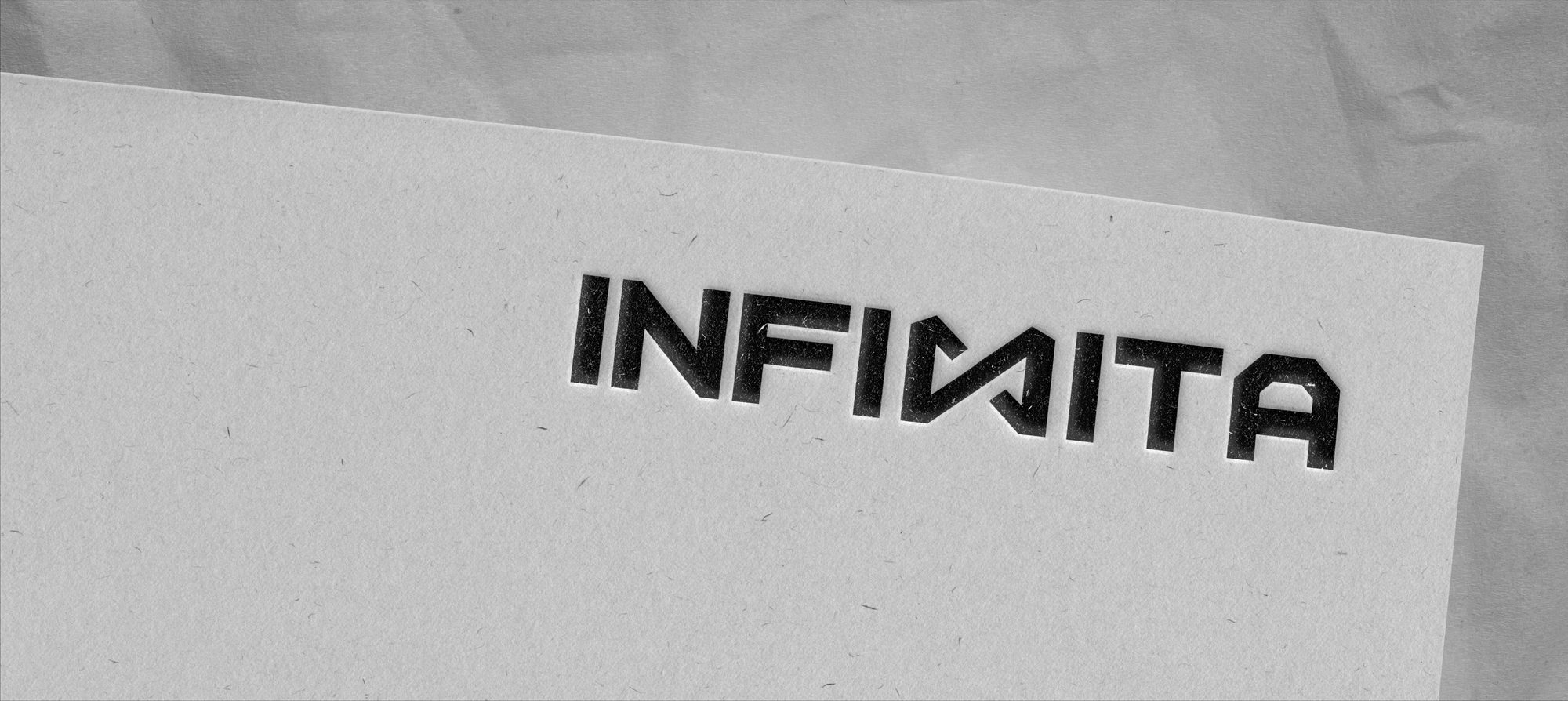 Logotipo INFINITA en relieve sobre papel