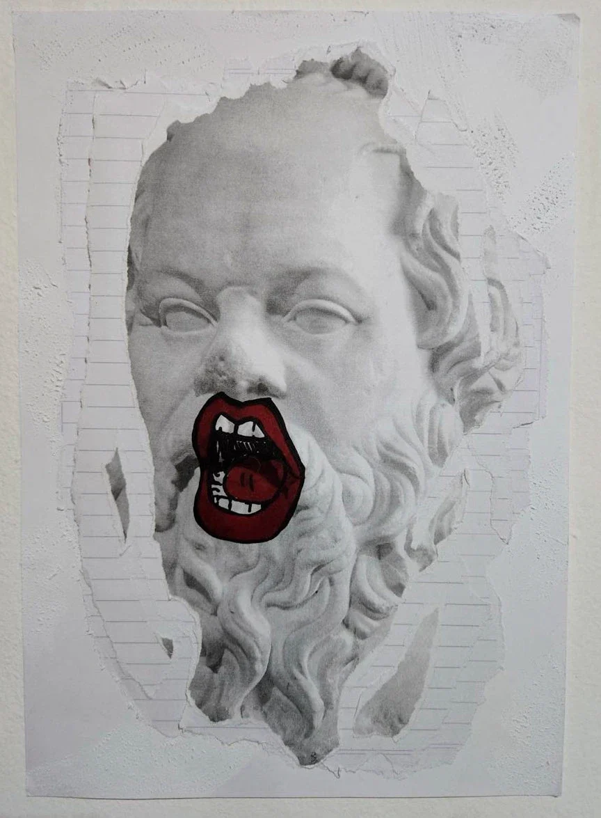 Pieza original: busto de Sócrates con la boca intervenida en rojo, sobre papel rasgado