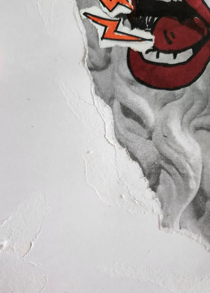Detalle del papel rasgado en capas que forma el fondo