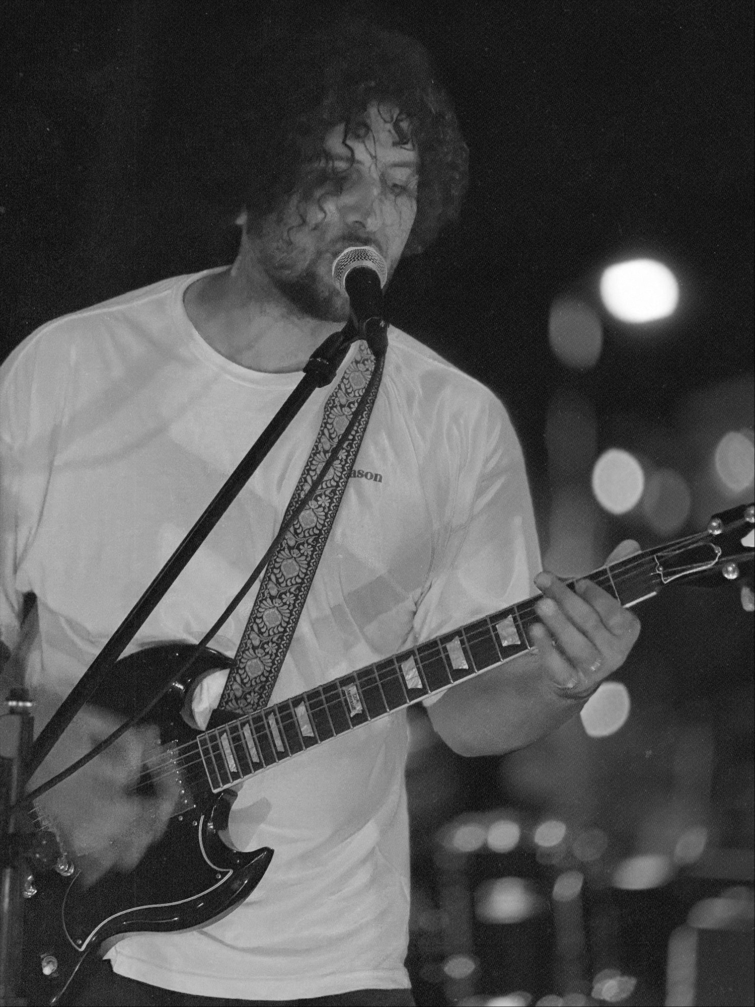 Gonza en la guitarra, blanco y negro